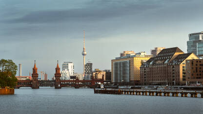 Oberbaum Oberbaum most preko rijeke Spree u Berlinu, sa TV tornjem u pozadini