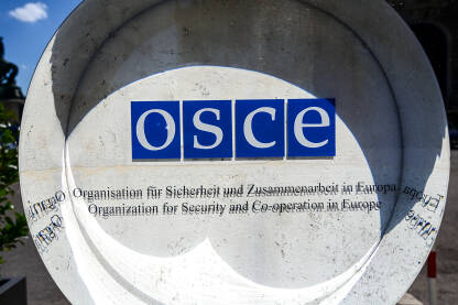 OSCE simbol u sjedištu u Beču, Austrija. OSCE simbol u sjedištu u Beču, Austrija. Organizacija za evropsku sigurnost i saradnju.