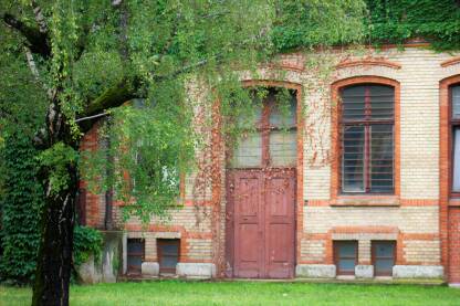 Fasada od opeke opasana zelenilom