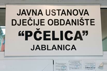Dječije obdanište Pčelica, Jablanica Tabla sa natpisom. Dječije obdanište Pčelica Jablanica