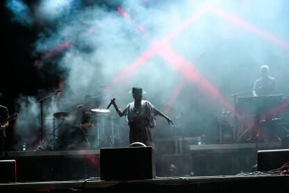 Skye Edwards, Morcheeba Skye Edwards, pjevačica britanskog benda Morcheeba na festivalu. Shirley Klaris Yonavieve Edwards pjeva na bini.