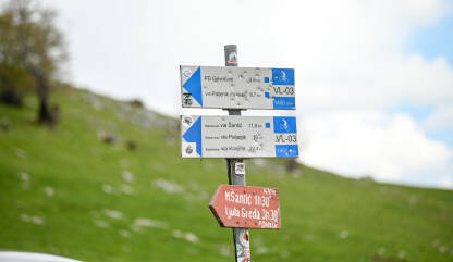 Putokaz za označene planinarske staze. Planina Vlašić, BiH.
