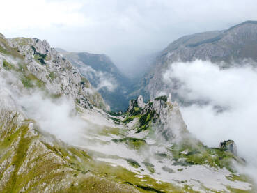 Planina u magli Planina u magli, snimak dronom. Oblačan dan u planinama. Litice i stijene.