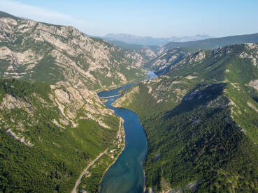 Duboki kanjon rijeke Drežanke između planina, snimak dronom Duboki kanjon rijeke Drežanke između planina. Snimak dronom prelijepe prirode u ljeto. Rijeke Drežanka i Neretva te planine Čvrsnica, Čabulja, Prenj i Velež.
