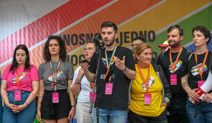 Mirza Halilčević na Bh. povorci ponosa Član Organizacionog odbora Mirza Halilčević drži govor na Bh. povorci ponosa 2023.