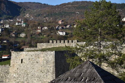 Tvrđava u Jajcu Tvrđava u Jajcu je centralna građevina grada koja ima veliki historijski značaj. Sagrađena je u srednjem vijeku i iz nje je stolovao bosanski kralj.