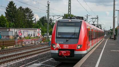 Putnički voz na željezničkoj stanici. Putnički voz na željezničkoj stanici. Željeznički transport. Moderan voz u Njemačkoj.