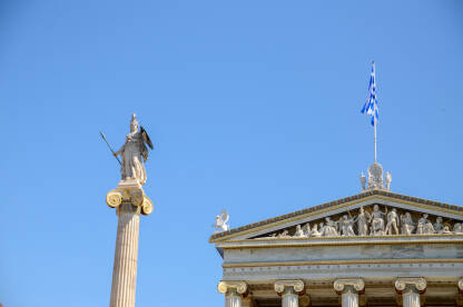 Atina, Grčka: Zgrada Atinske akademije. Zastava Grčke i kip.
