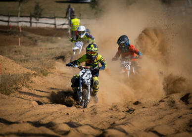 Motocross utrka Vozač cross motora tokom trke. Motocross trka. Takmičenje u vožnji cross motora.