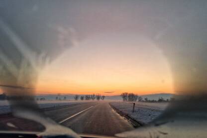 Zimski suton u Gradišci. Zalazak Sunca u zimskom ambijentu. Okolina Gradiške u večernjim satima.