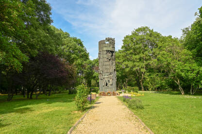 U parku Kiseleff u Bukureštu smješten je spomenik posvećen rumunskoj pješadiji, sa natpisom "Slava infanteriei", tj "Slava pješadiji". Napravljen povodom 170. godišnjice osnivanja rumunske pješadije.