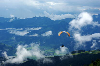 Paraglajding Tandemski let paraglajderom ili padobransko jedrenje.