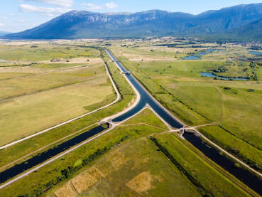 Livanjsko polje Livanjsko polje, Bosna i Hercegovina. Rijeka i kanal u polju.
