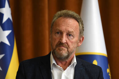 Bakir Izetbegović Bakir Izetbegović, bošnjački bosanskohercegovački političar i član Predsjedništva BiH od 2010., predsjednik SDA od 2015.