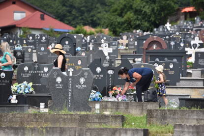 Porodica na groblju Obilježavanje stradanja Srba u Srednjem Podrinju i Birču u Bratuncu, 31 godina, 1. juli 2023. godina.
Centralno obilježavanja u Srednjem Podrinju, Bratunac.