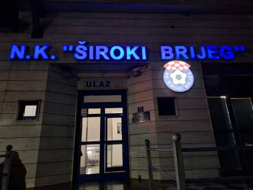 Natpis Nogometnog kluba Široki Brijeg po noći