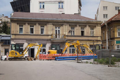 Vodovod i kanalizacija, sanacija mreže Rekonstrukcija i sanacija vodovodnih i kanalizacionih cijevi sa bagerima na putu.
