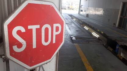 Tehnički pregled automobila Znak stop u prostoriji za tehnički pregled automobila