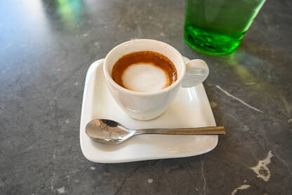 Espresso kafa. Kafa servirana na stolu u kafiću. Espresso kafa.