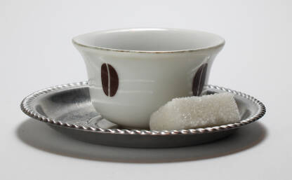 Traditional coffee cup fildžan sa tanjirićem i kockom šećera