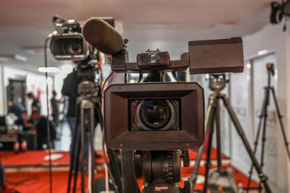 Profesionalna video kamera Profesionalna video kamera u studiju. Konferencija za novinare. Snimanje i praćenje press događaja video kamerom. Novinarstvo.