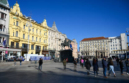 Zagreb, Hrvatska, Trg bana Jelačića. Zagreb, Hrvatska: Ljudi na glavnom zagrebačkom trgu. Trg bana Jelačića u centru grada.
