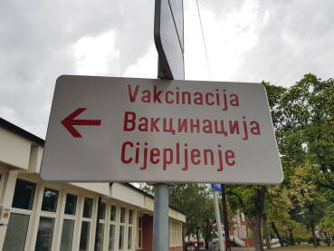 Putokaz vakcinacija Putokaz za punkt za vakcinaciju - cijepljenje, ispred ambulante porodične medicine u naselju Eš u Brčkom na tri bh jezika i pisma