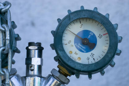 Manometar montiran na bocu sa komprimiranim zrakom.