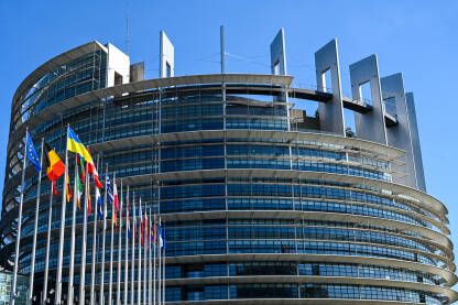 Strasbourg, Francuska. Evropski parlament. Strasbourg, Francuska: Zastave zemalja članica EU ispred Evropskog parlamenta. Zgrada Evropskog parlamenta. Institucije Evropske unije.