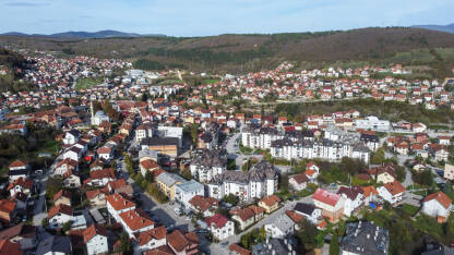 Mrkonjić Grad, Bosna i Hercegovina, snimak dronom. Zgrade, ulice i kuće. Panorama grada.