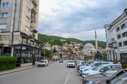 Prizren, Kosovo, ljudi šetaju gradom. Prizren, Kosovo, ljudi šetaju gradom. Zgrade i objekti u centru grada.