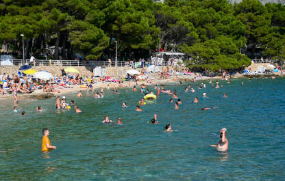 Plaža u Makarskoj Ljudi u moru i na plaži. Ljetni godišnji odmor.