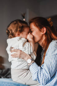 Mama i beba Ljubav mame i bebe. Dječija radost kroz maženje i igru.