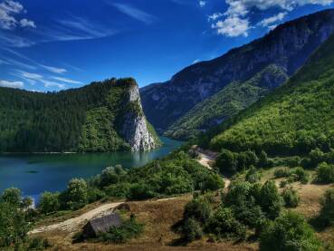 Drina Rijeka Drina ima i svoj drugi naziv a to je Zelenika. Njena boja ima svoju draž i stapa se sa okolinom.