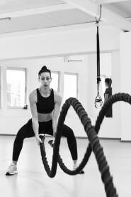 Fitnes Djevojka vježba sa dizanjem konopca.