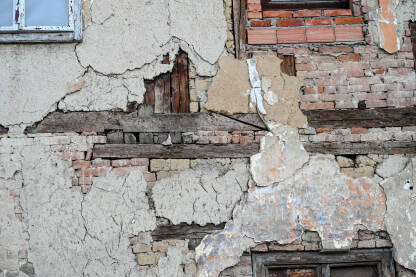 Stara ispucala fasada na staroj kući Stara ispucala fasada na staroj kući.