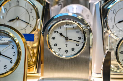 Moderni analogni stolni satovi u trgovini.