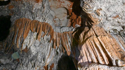 Stalaktiti i stalagmiti u pećini Ledenici Unutar pećine. Ukrasi u špilji. Stalaktiti i stalagmiti. Pećina Ledenica, Bosansko Grahovo, BiH.