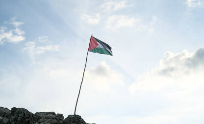 Zastava Palestine. Palestinska zastava. Zastava Palestine. Palestinska zastava na jarbolu na vrhu brda.