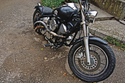 Motocikl na parkingu. Dijelovi motora u krupnom planu.