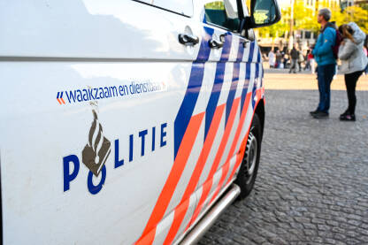 Policija u Holandiji Policijski patrolni automobil na ulici u Nizozemskoj. Policijsko vozilo parkirano na ulici u Holandiji.