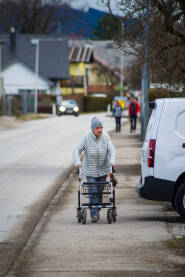 Treća dob, starija žena koristi hodalicu Šetnja na 4 kotača.
Austria, Pinsdorf .
Veljača, 2023.