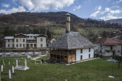 Kraljeva sutjeska Džamija i škola u Kraljevoj sutjesci. Nacionalni spomenik.