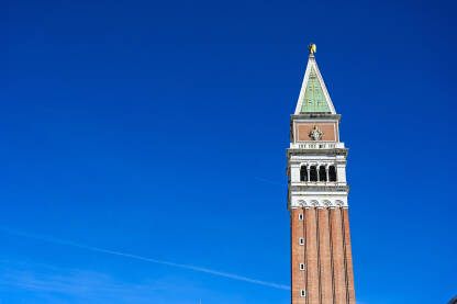 Venecija, Italija: Toranj crkve sv. Marka. Venecija, Italija: Crkva sv. Marka i toranj na glavnom trgu ili Piazzetta San Marco. Popularno turističko odredište.