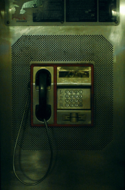 Telefonska govornica Slika telefona unutar telefonske govornice kolorita koji podseća na izbledelu uspomenu.
