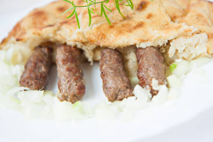 Cevapi 2 Ćevapi u lepini sa lukom