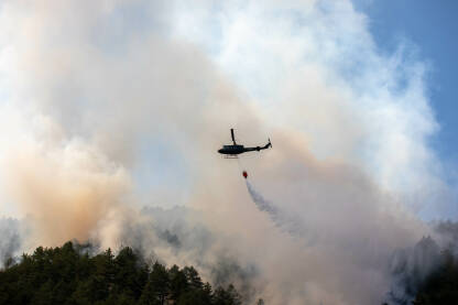 Helikopter Oružanih snaga BiH Helikopteri OS BiH u akciji gašenja šumskog požara.