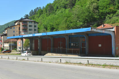 Autobuska stanica, Srebrenica Autobuska stanica u Srebrenici.
Srebrenica nema autobuske stanice od kraja 2018. kada je objekat oduzela banka.