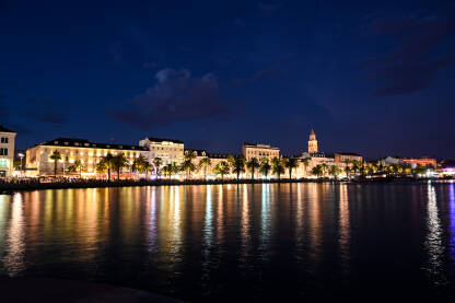 Split Split, Dalmacija, Hrvatska. Stari grad i Dioklecijanova palača. Luka na Jadranskom moru noću.