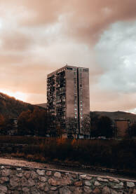 Zenica Pogled sa Bilimišta na jedan od 4 odmutska solitera u Zenici. Sve to prati igra boja na nebu.